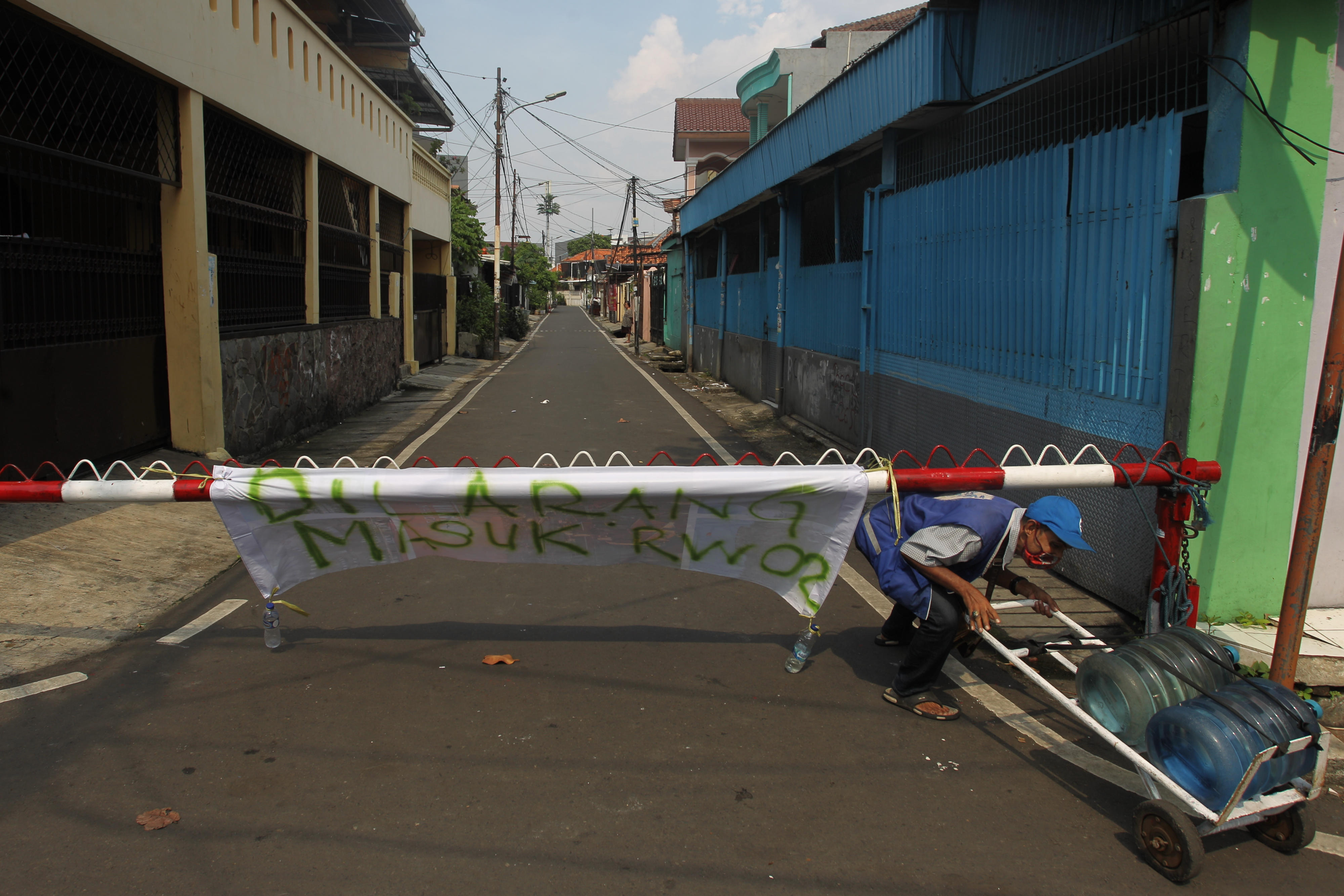 Tanda peringatan dilarang masuk terpasang di kawasan Kwitang, Jakarta, Selasa (31/3/2020). 