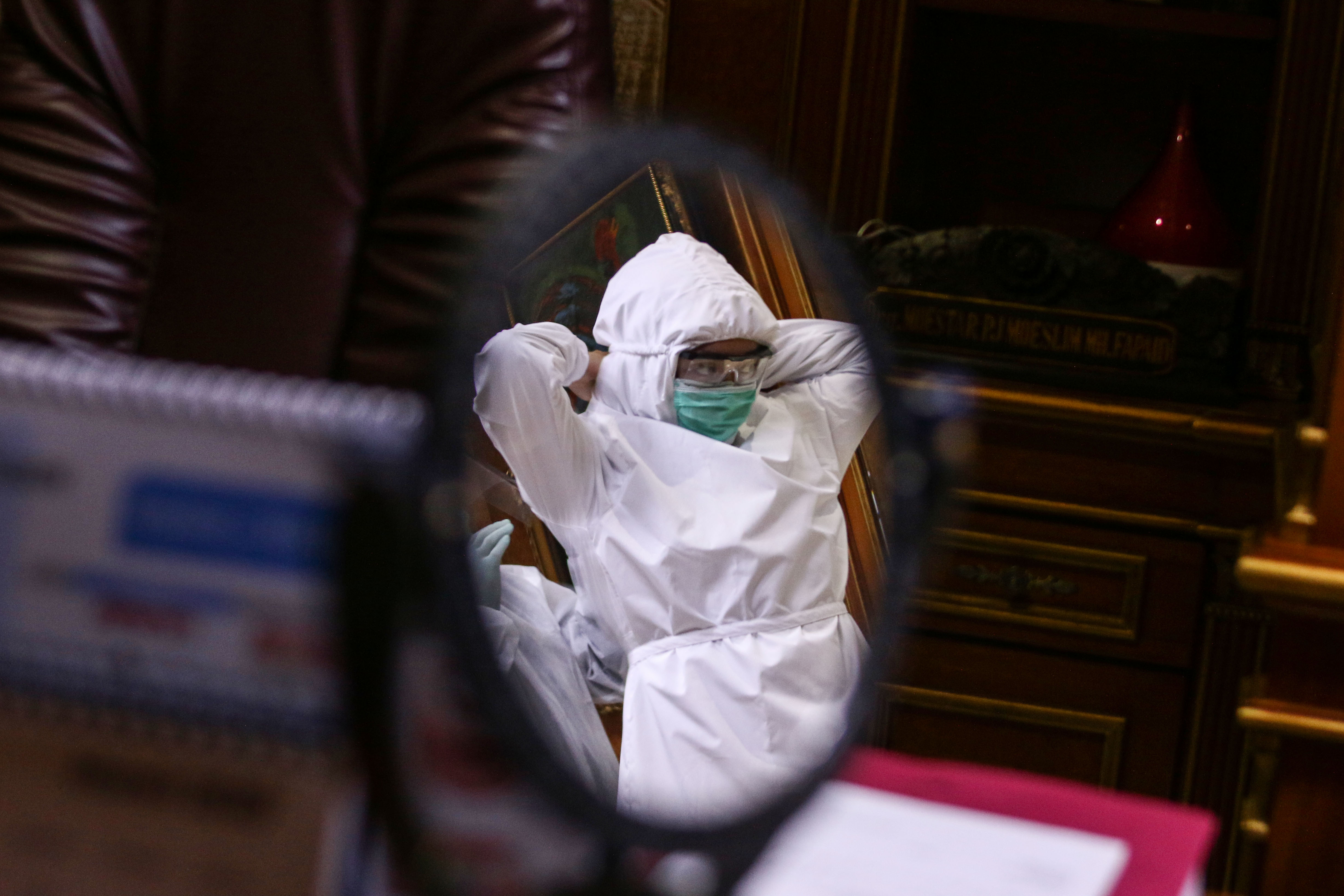 Petugas medis sedang mengenakan APD