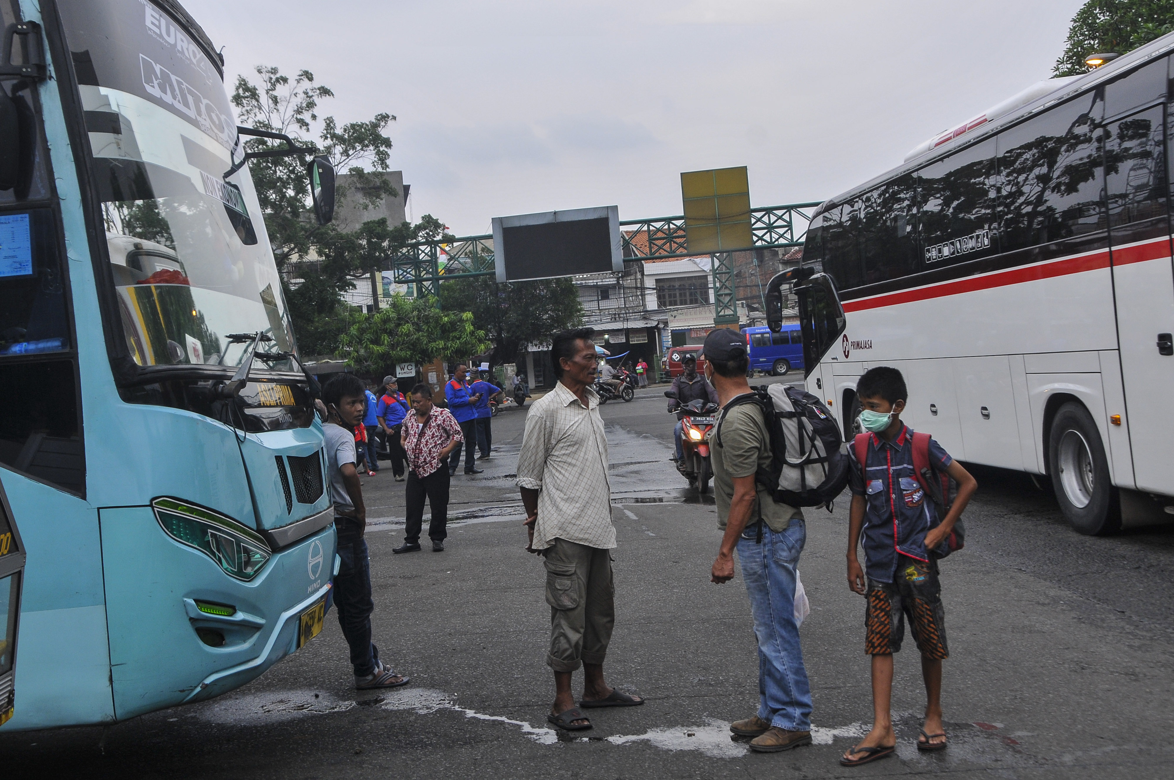 Sejumlah calon penumpang bersiap naik ke bus Antar Kota Antar Provinsi (AKAP) di Terminal Bekasi, Jawa Barat.