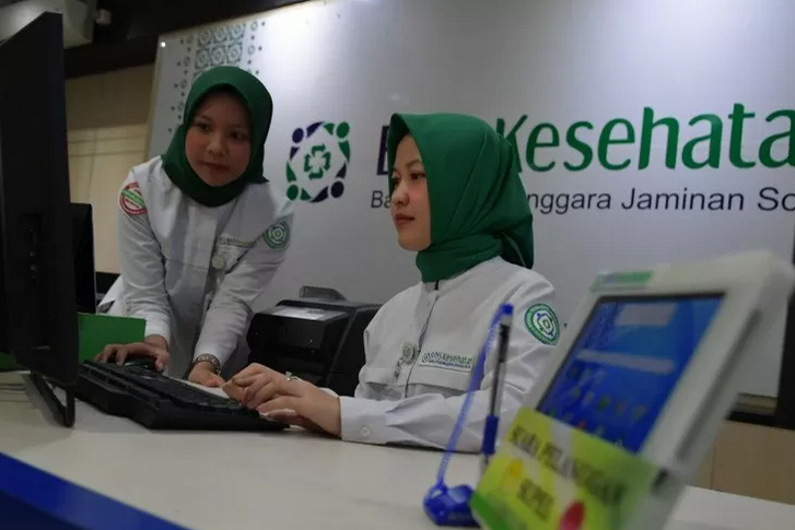 Petugas sedang memasukkan data pelayanan di Kantor Pelayanan Kantor BPJS Kesehatan Jakarta Pusat, Matraman, Jakarta Pusat.