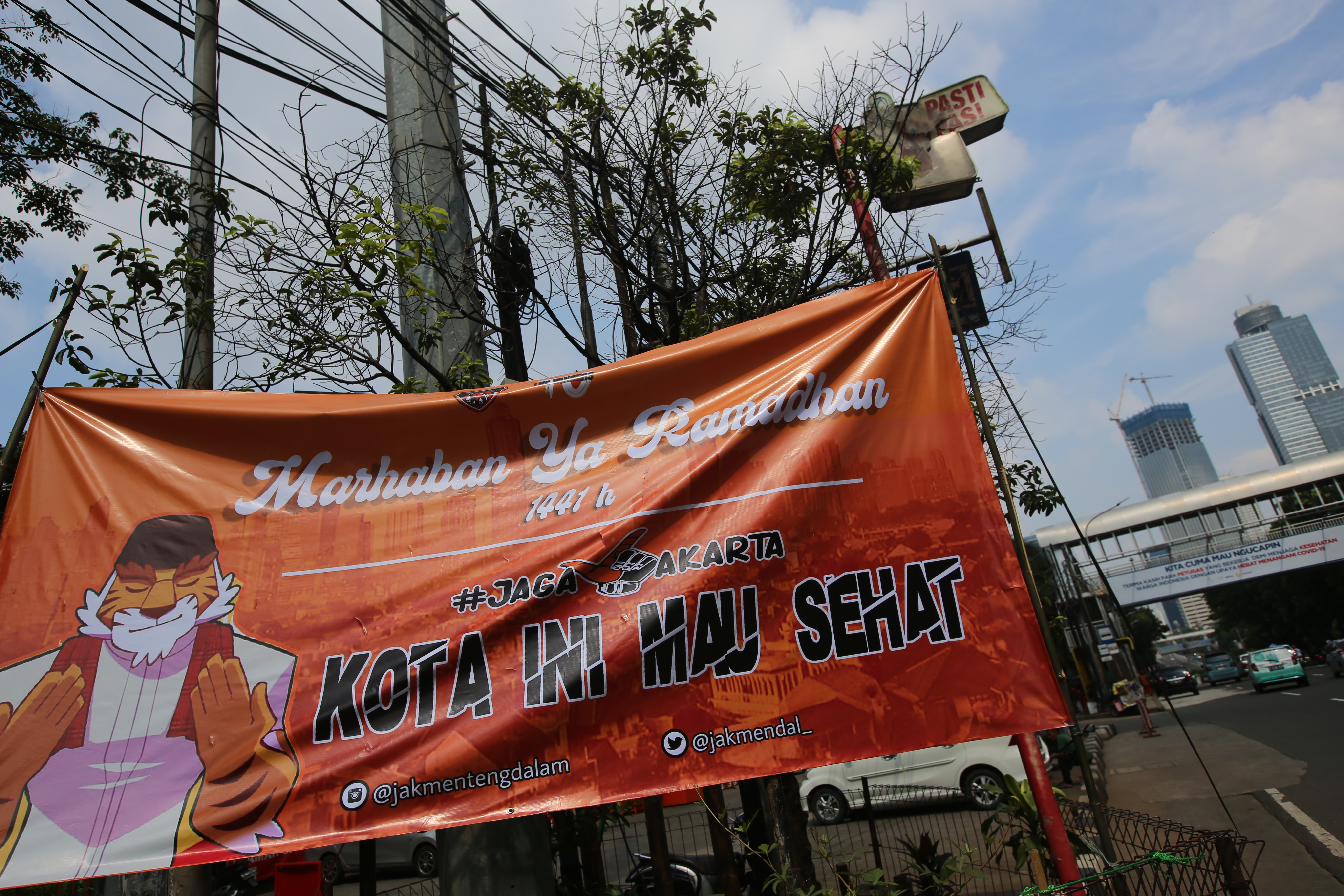 Spanduk selamat menunaikan ibadah puasa ramadan di Jakarta