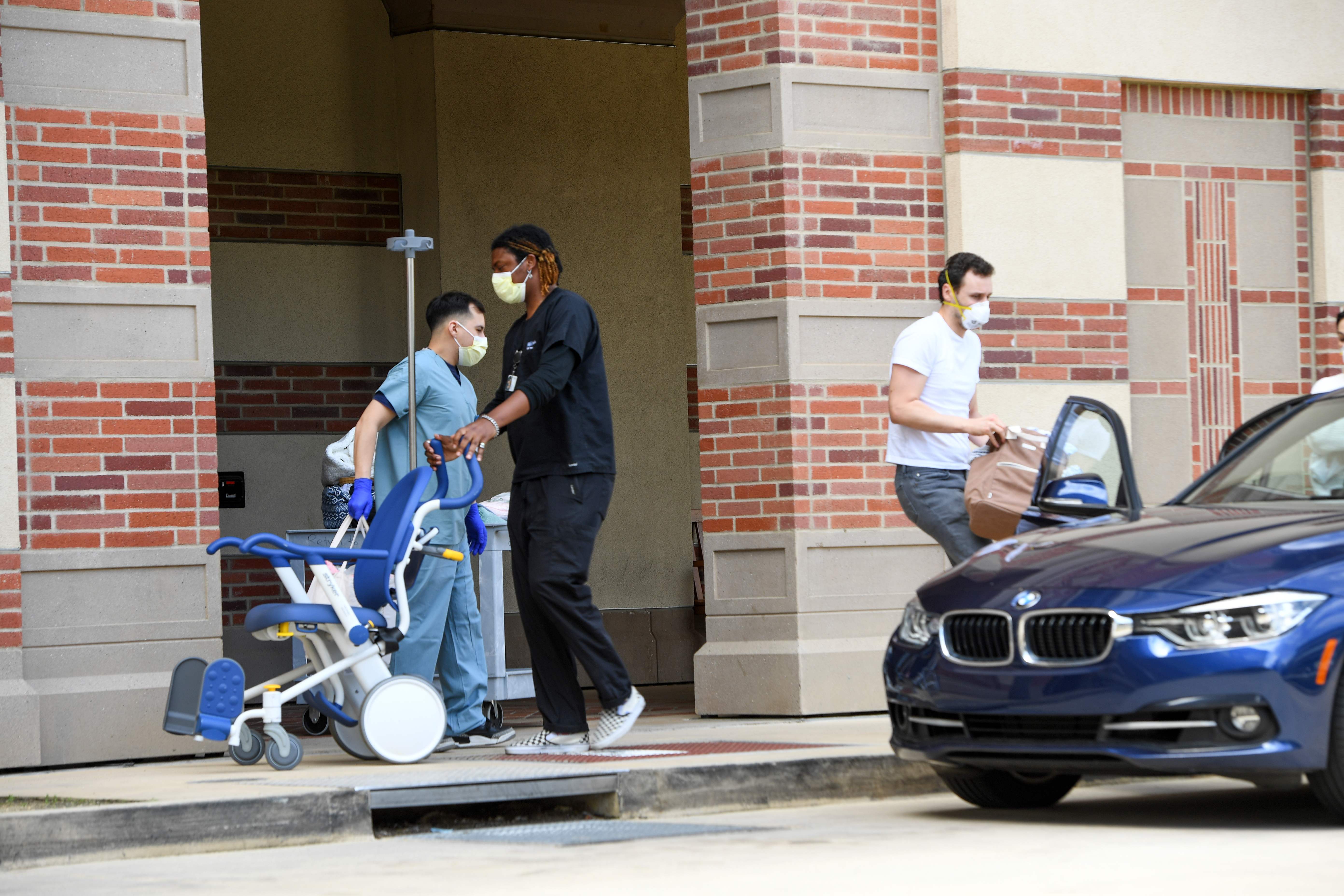 Sejumlah pekerja kesehatan beraktivitas di Pusat Kesehatan UCLA, Santa Monica, California.
