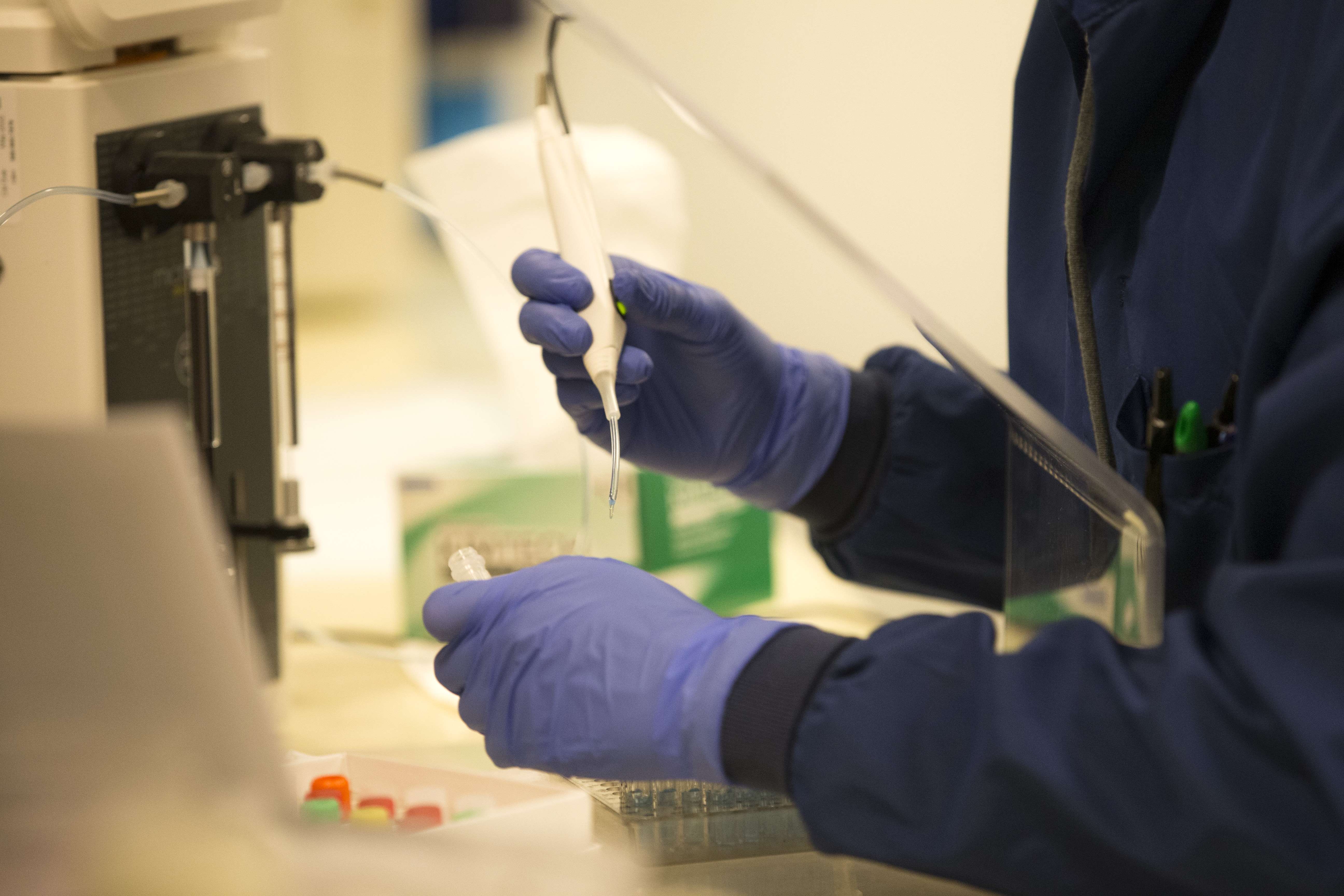 Ilustrasi peneliti yang bekerja di laboratorium.