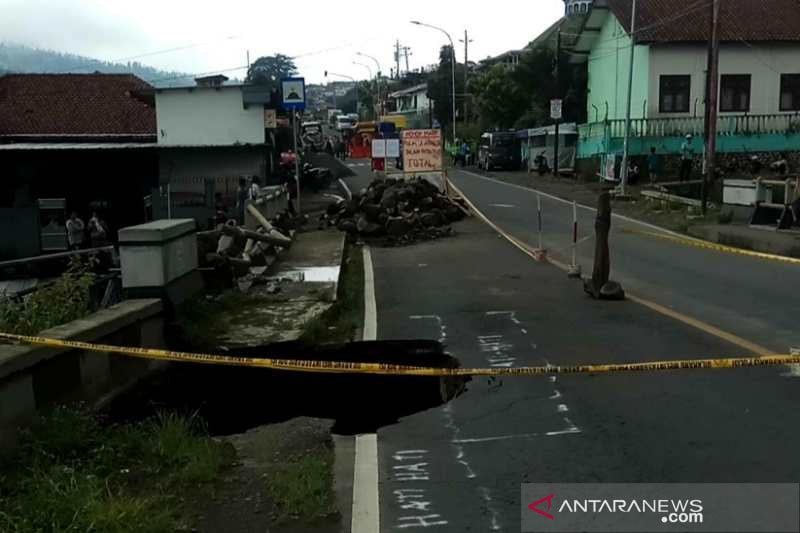 Jembatan Lodukuh di Desa Kwadungan, Kecamatan Kledung, Kabupaten Temanggung ambrol. 