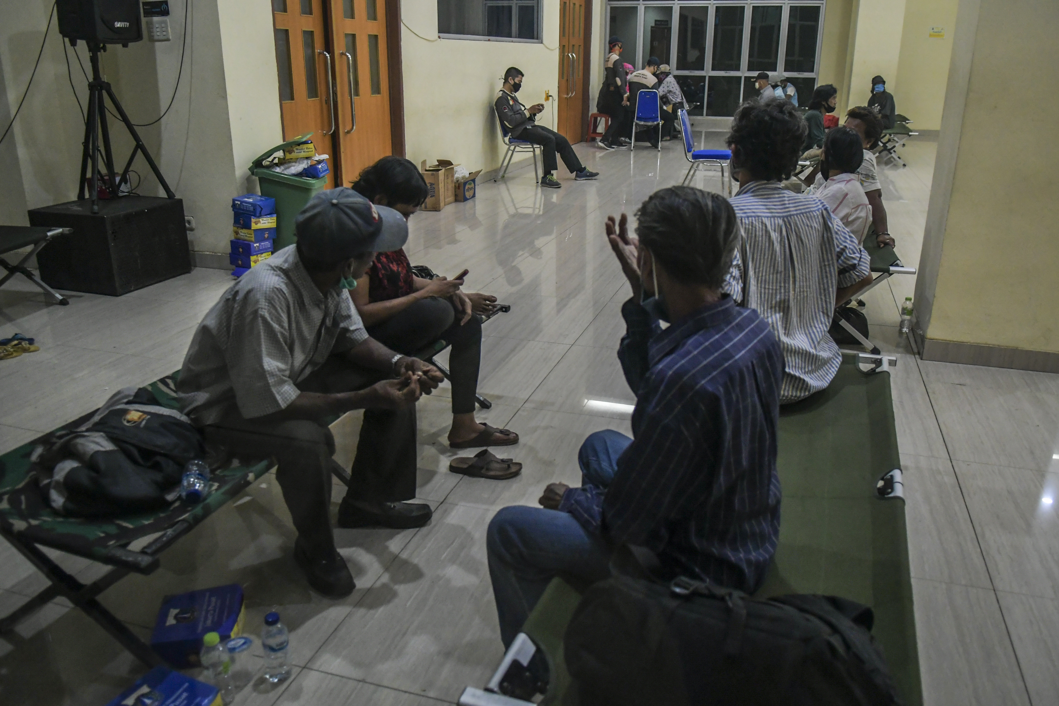 Tunawisma beraktivitas di GOR Tanah Abang, Jakarta, Minggu (26/4).