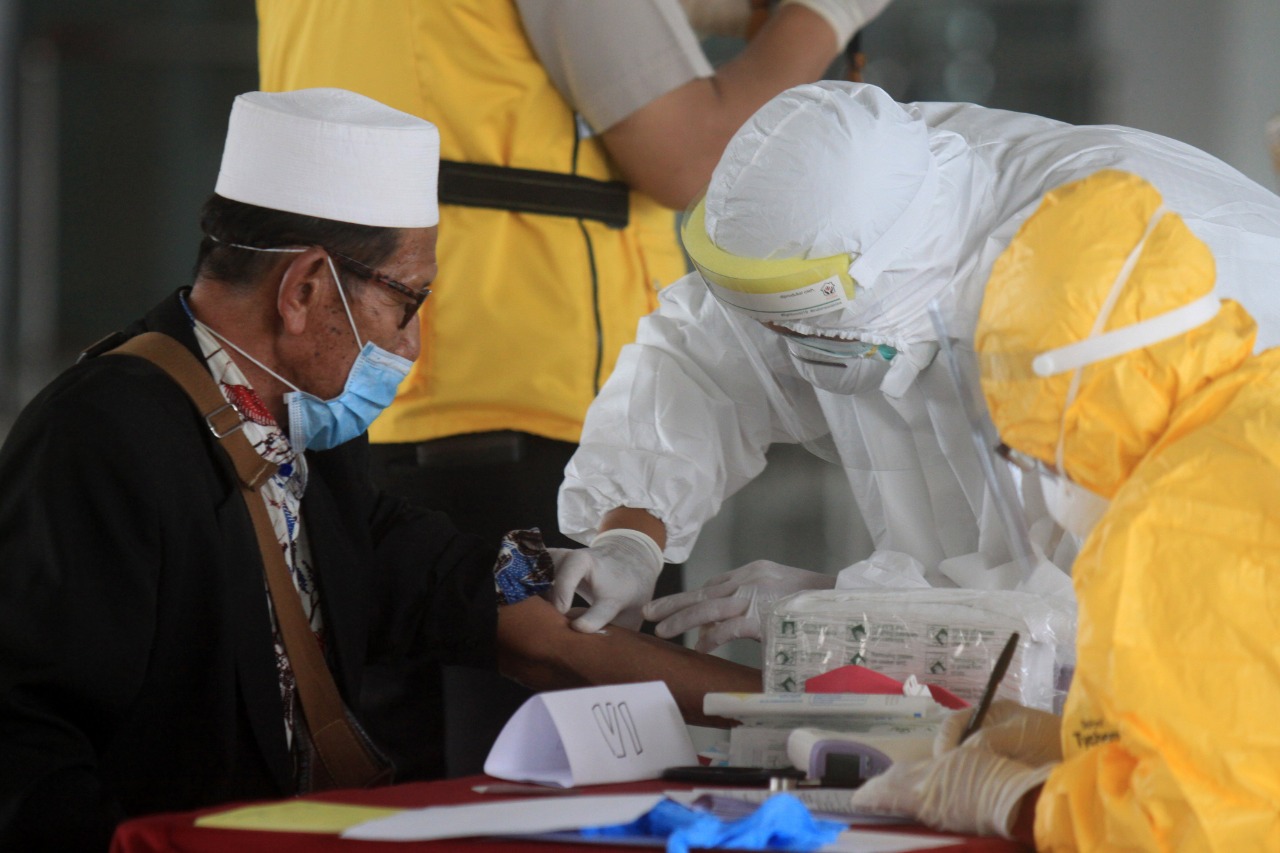 Pekerja Indonesia dari Malaysia diperiksa kesehatannya di Bandara Juanda, Sidoarjo, Jatim.