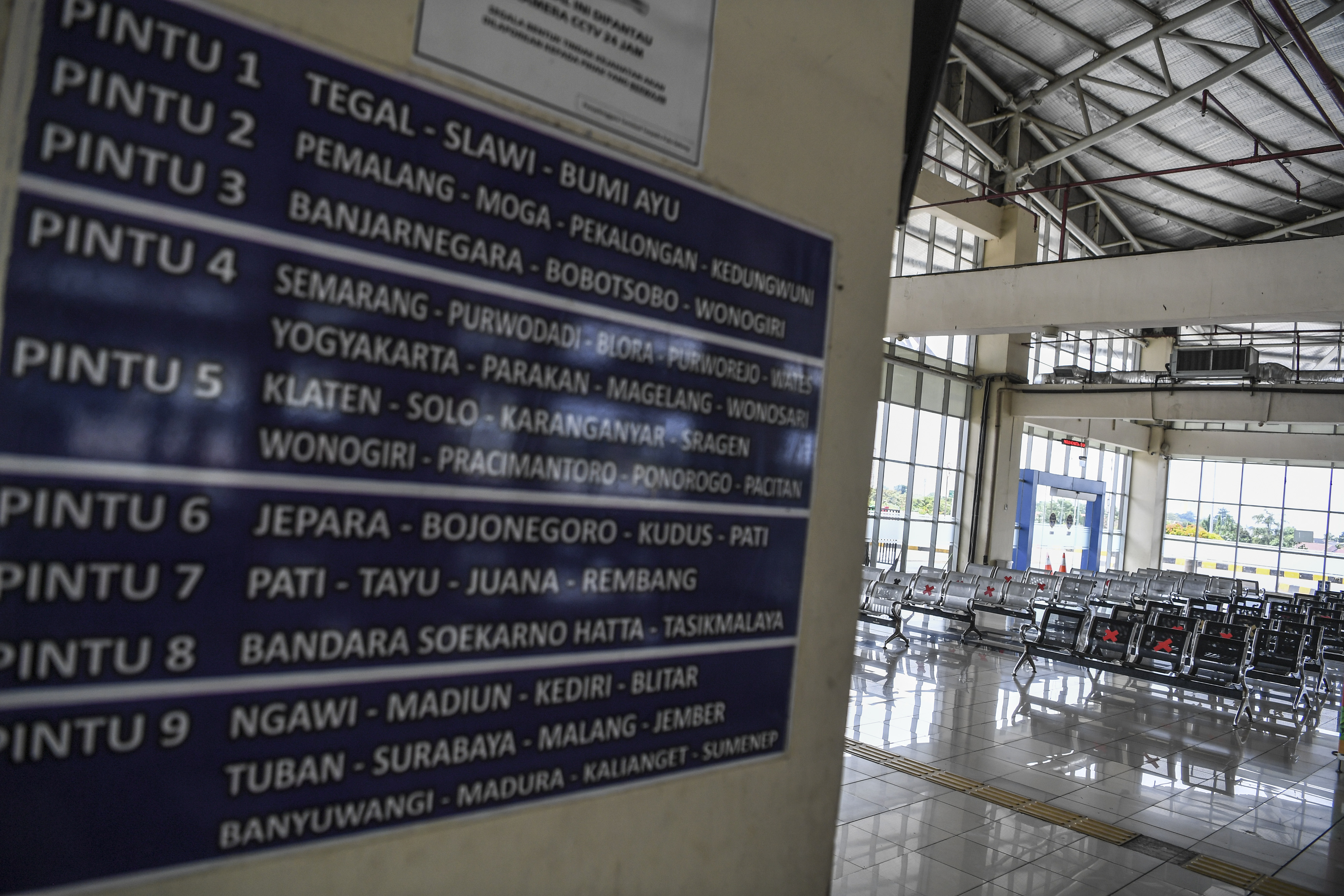 Suasana sepi di area keberangkatan antar kota Terminal Pulo Gebang, Jakarta, Jumat (24/4).