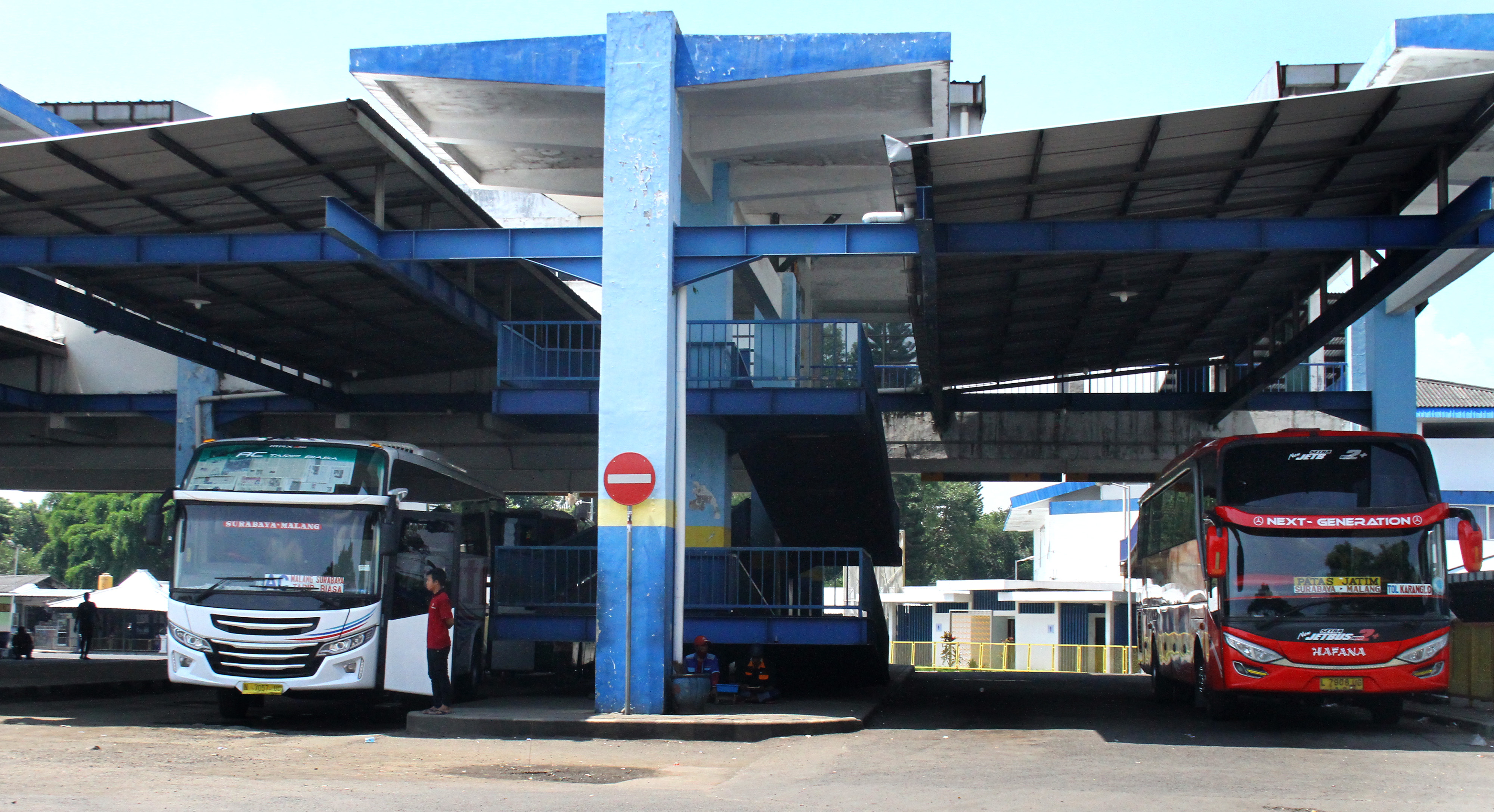 Bus Antar Kota Antar Provinsi Menunggu Penumpang di terminal Arjosari, Malang, Jawa Timur