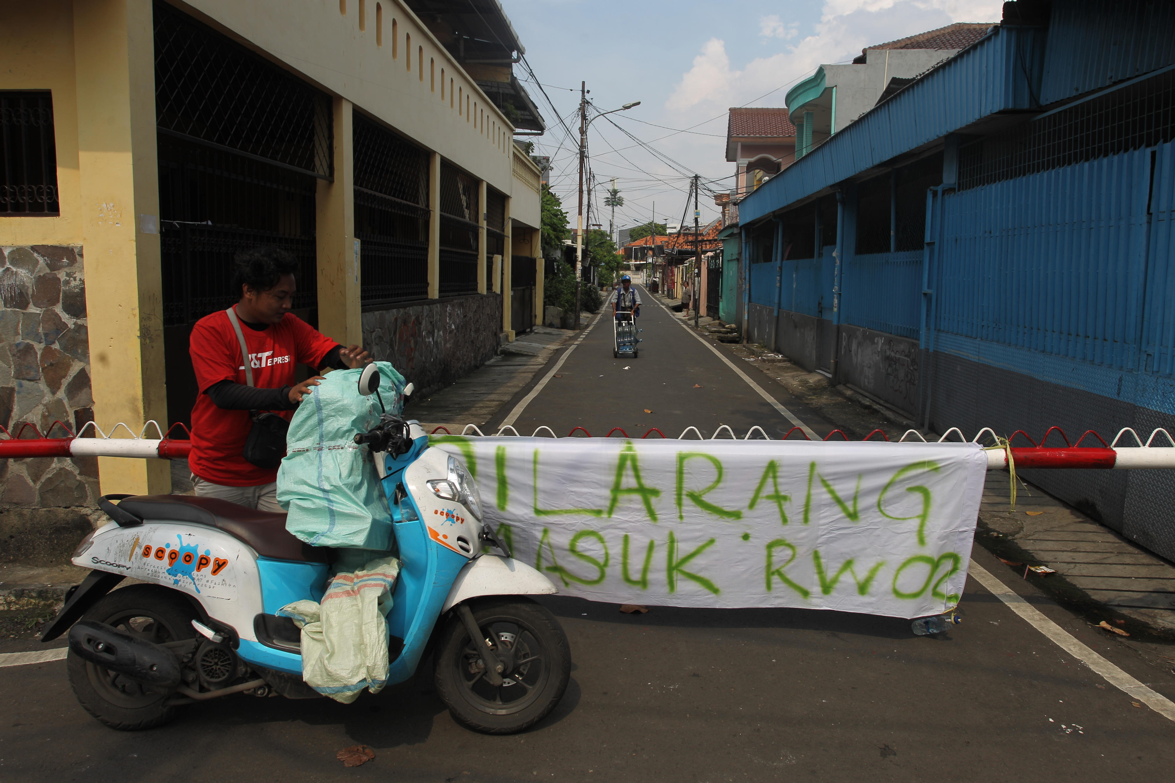 Penutupan jalan menuju ke akses perumahan padat penduduk dilakukan di banyak tempat, untuk mencegah penyebaran covid-19.