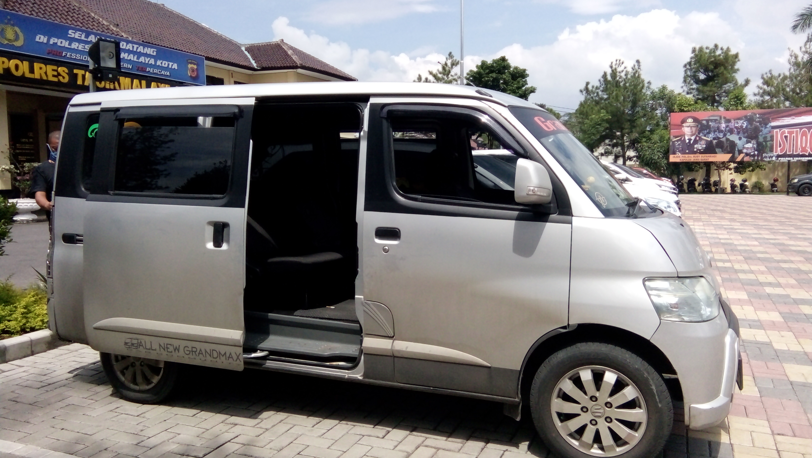 Barang bukti yang digunakan untuk mengangkut pemudik di Polres Tasikmalaya