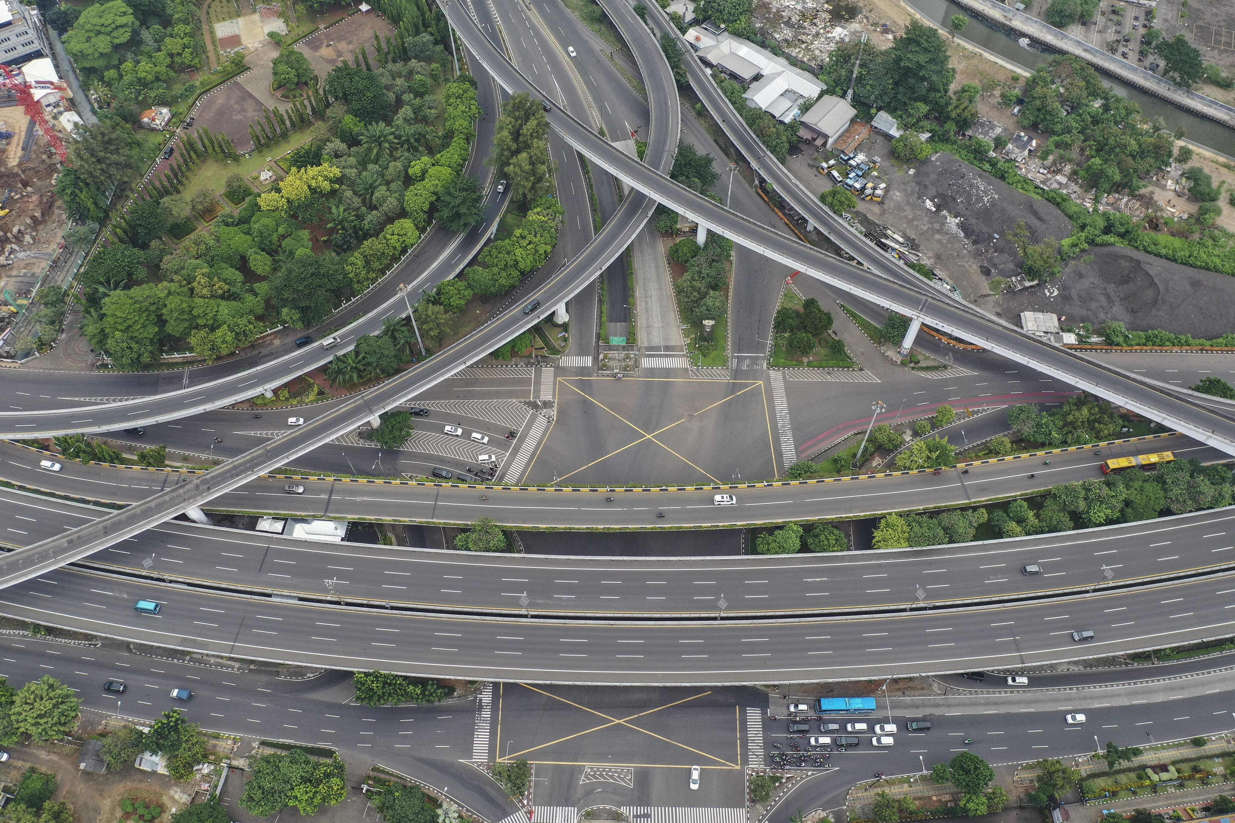 Suasana lengang di salah satu ruas jalan di Jakarta