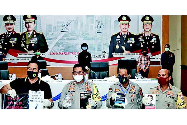 Polisi meringkus empat tersangka pelaku vandalisme di empat TKP di Tangerang Kota yang bertuliskan memprovokasi warga agar buat kekacauan.