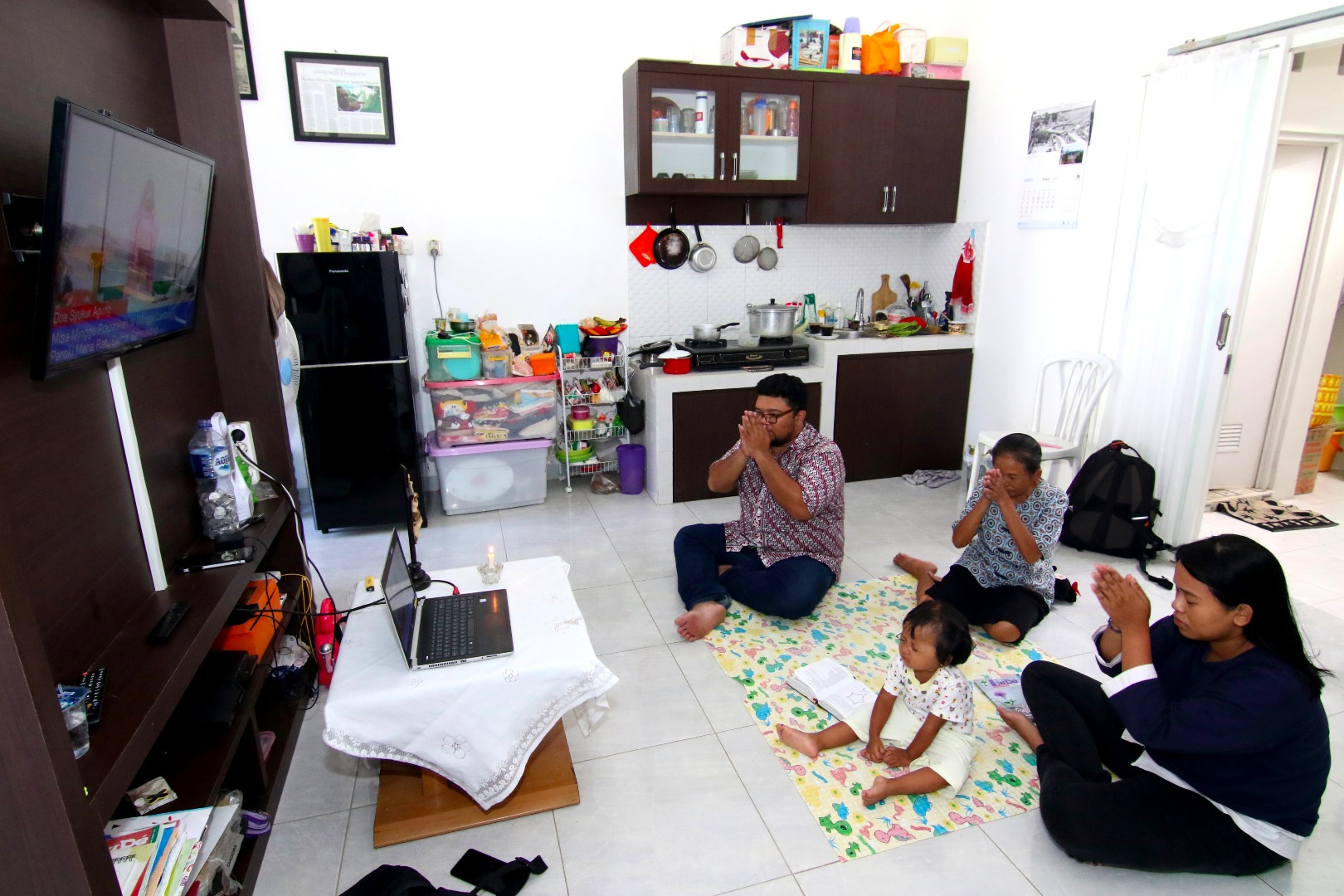 Ilustrasi--umat Kristen melakukan ibadah di rumah akibat pandemi covid-19