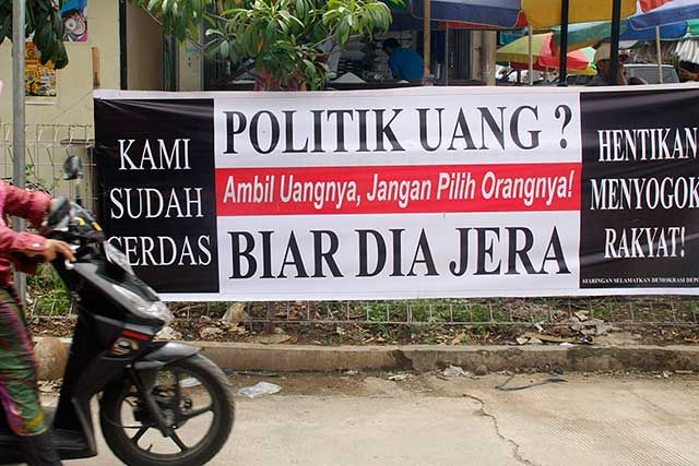 Politik Uang.