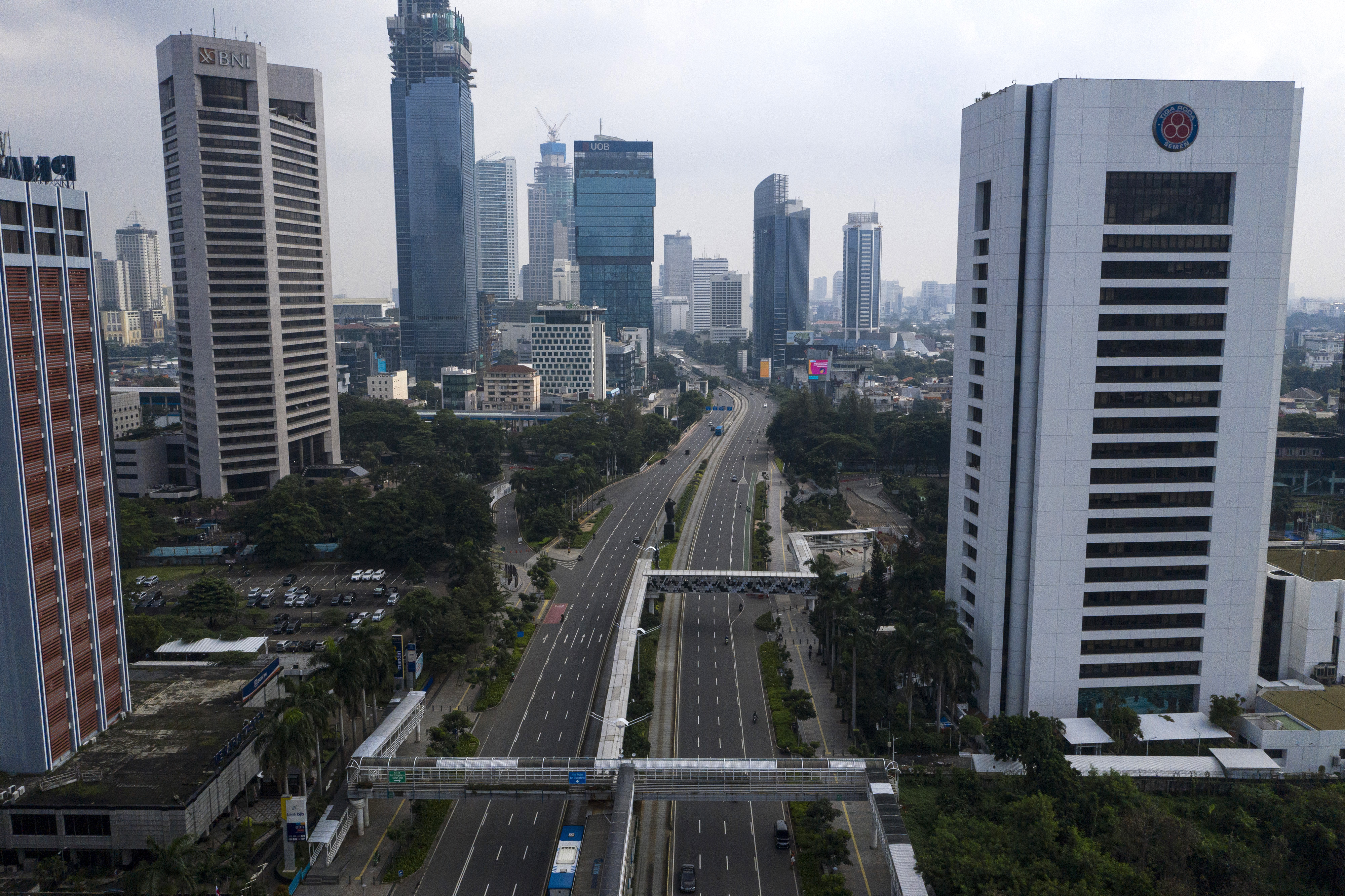 Suasana jalan Jenderal Sudirman yang lengang di Jakarta Pusat, Jumat (10/4/2020). 