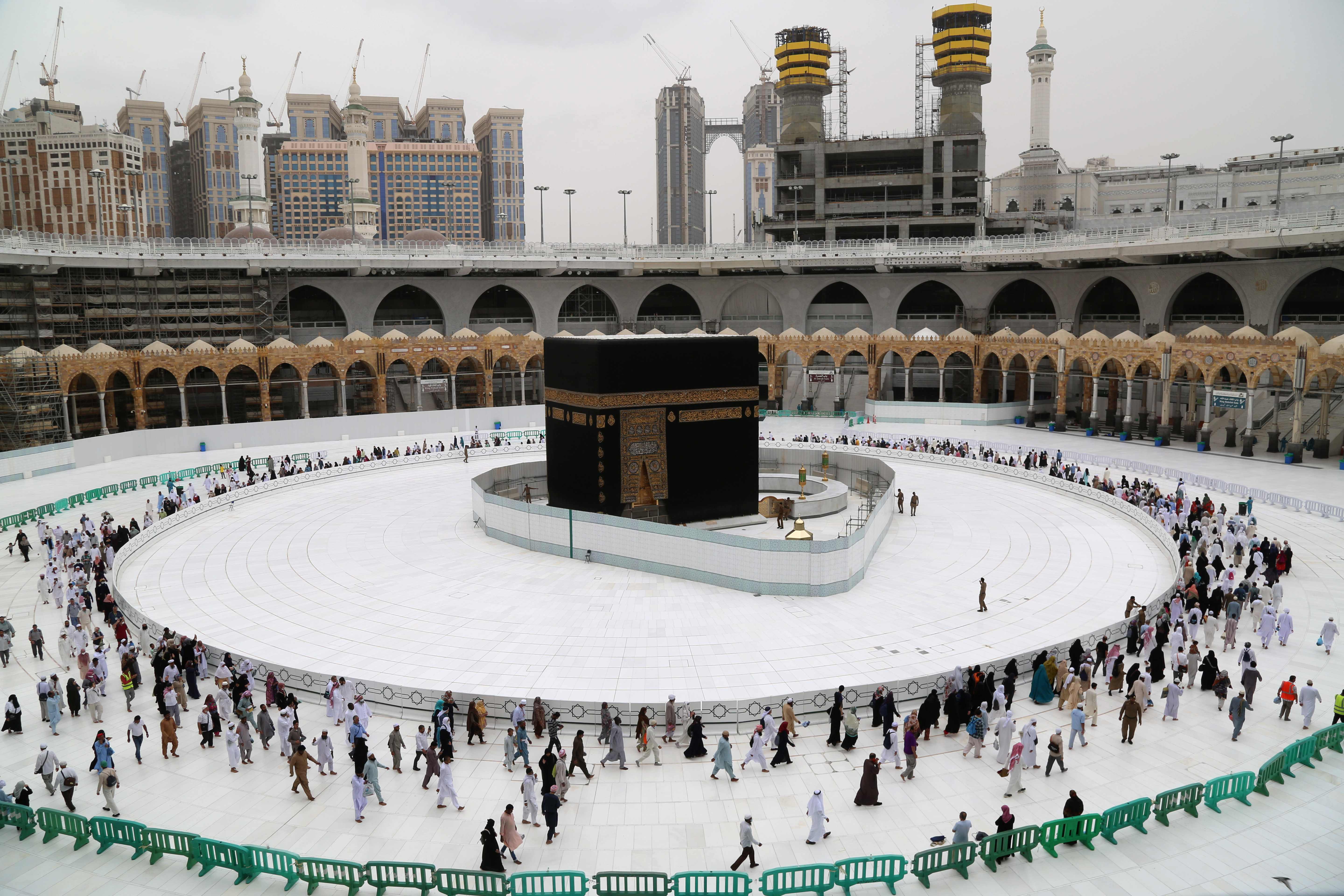 Warga muslim mengelilingi Kabah di Mekah, Arab Saudi.