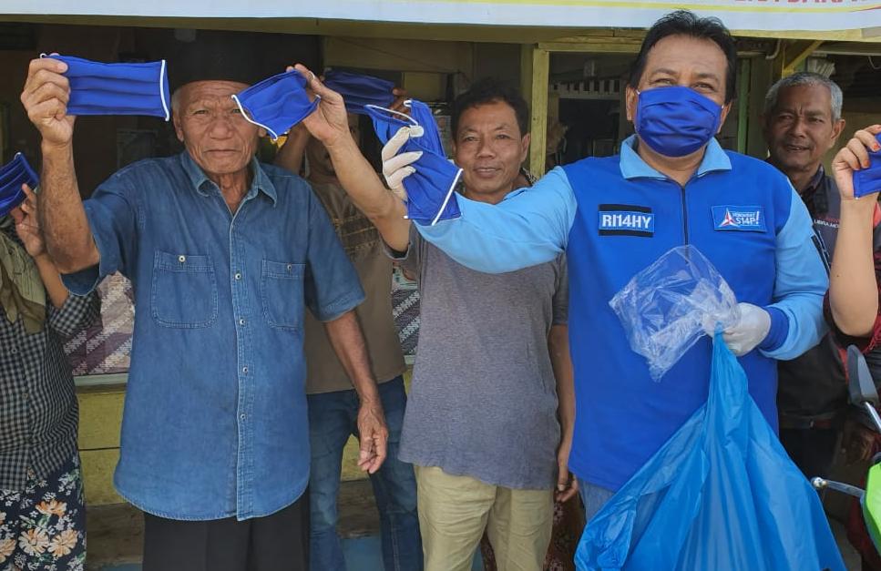 Menggunakan masker mampu mencegah penularan viris korona.
