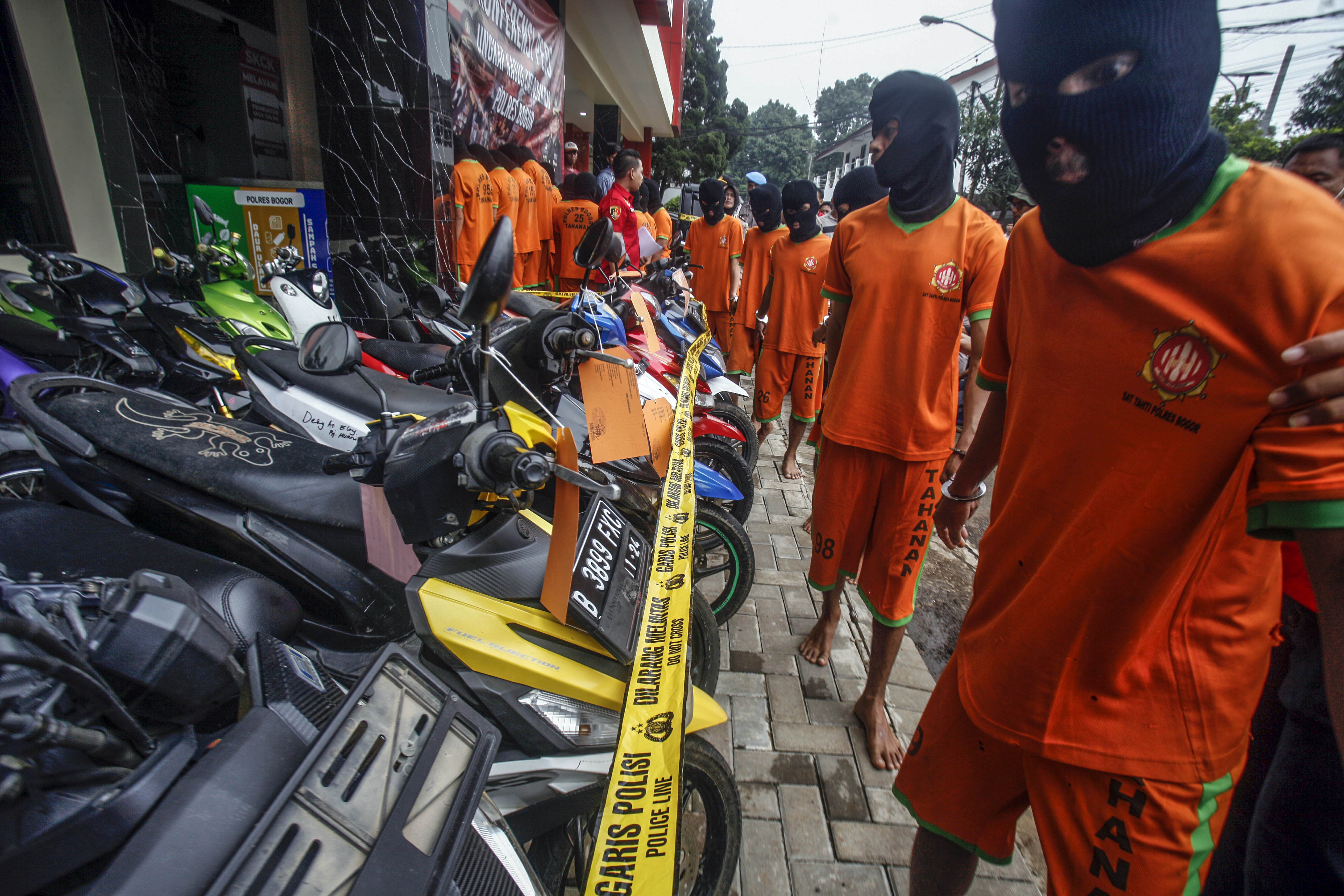 Sejumlah tersangka dan barang bukti diperlihatkan ke media saat rilis kasus curanmor di Polres Bogor (18/3)