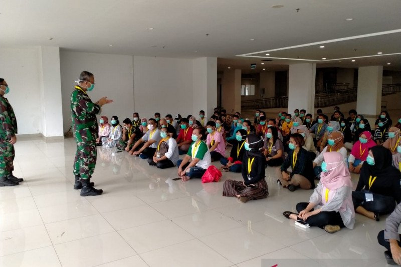 Para relawan menerima pembekalan sebelum terjun ke zona merah di Rumah Sakit Darurat Wisma Atlet, Kemayoran, Jakarta, Jumat (3/4).