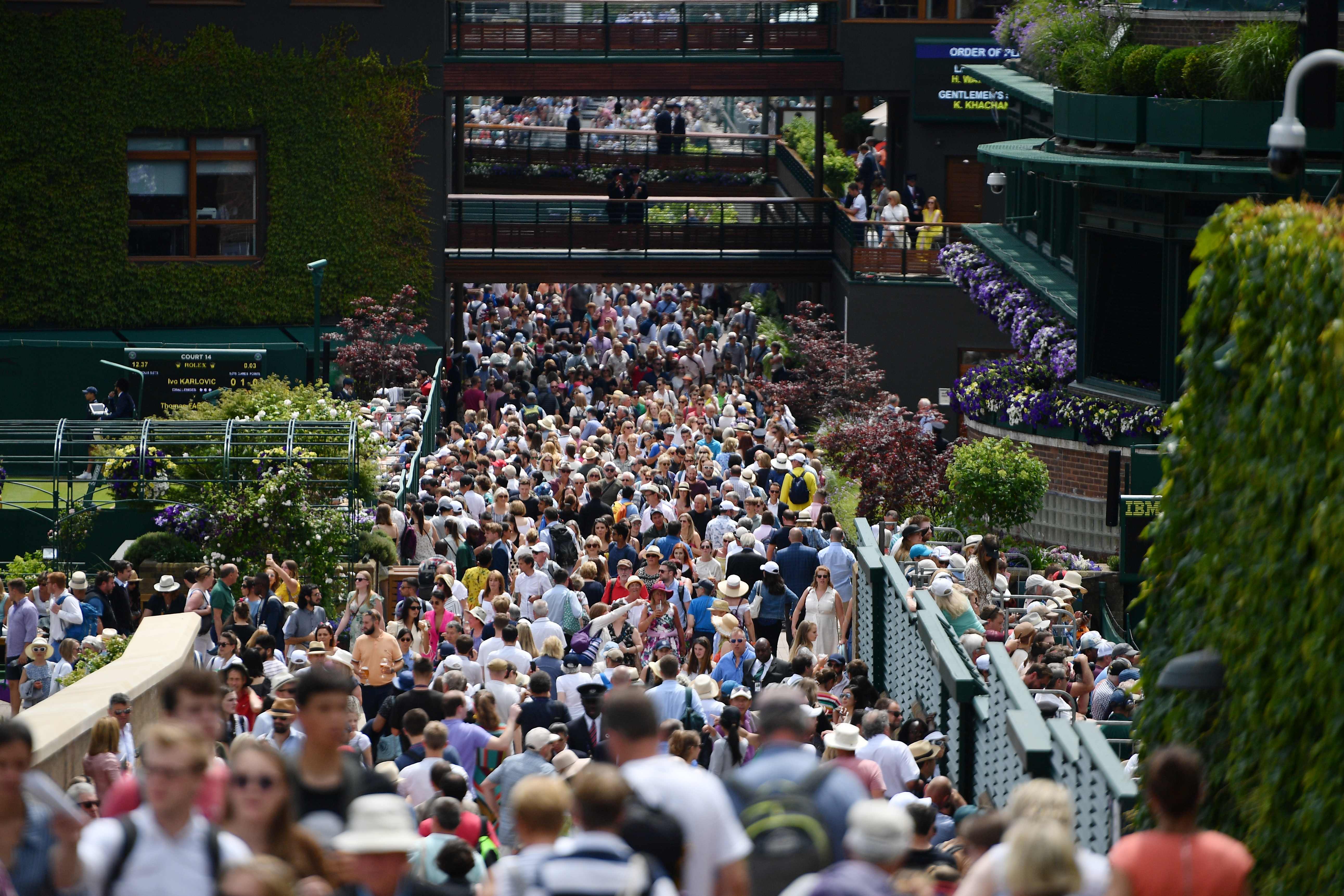 Foto yang diambil pada Juli 2019 menunjukkan kerumuman orang di The All England Tennis Club, tempat berlangsungnya grand slam Wimbledon.