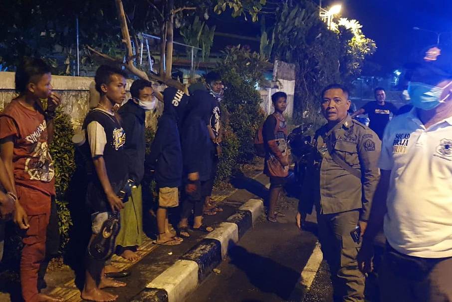 Satpol PP Kota Denpasar saat menangkap anak jalanan