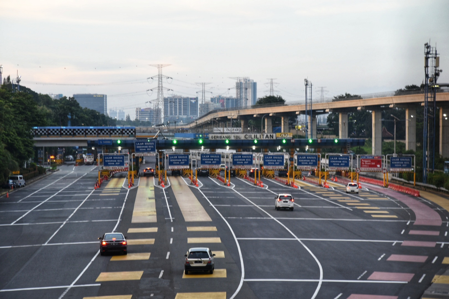 Kendaraan melintasi ruas Jalan Tol Jagorawi di kawasan Cililitan, Jakarta Timur.