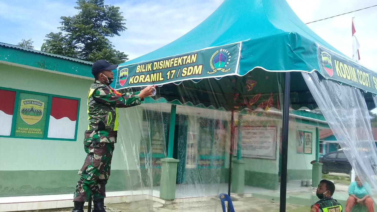Koramil 17 Sidamanik membuat ruang bilik disinfektan