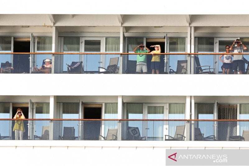 Kapal pesiar MS Zaandam terlihat di lepas pantai Panama City, setelah empat penumpang meninggal dunia di atas kapal.