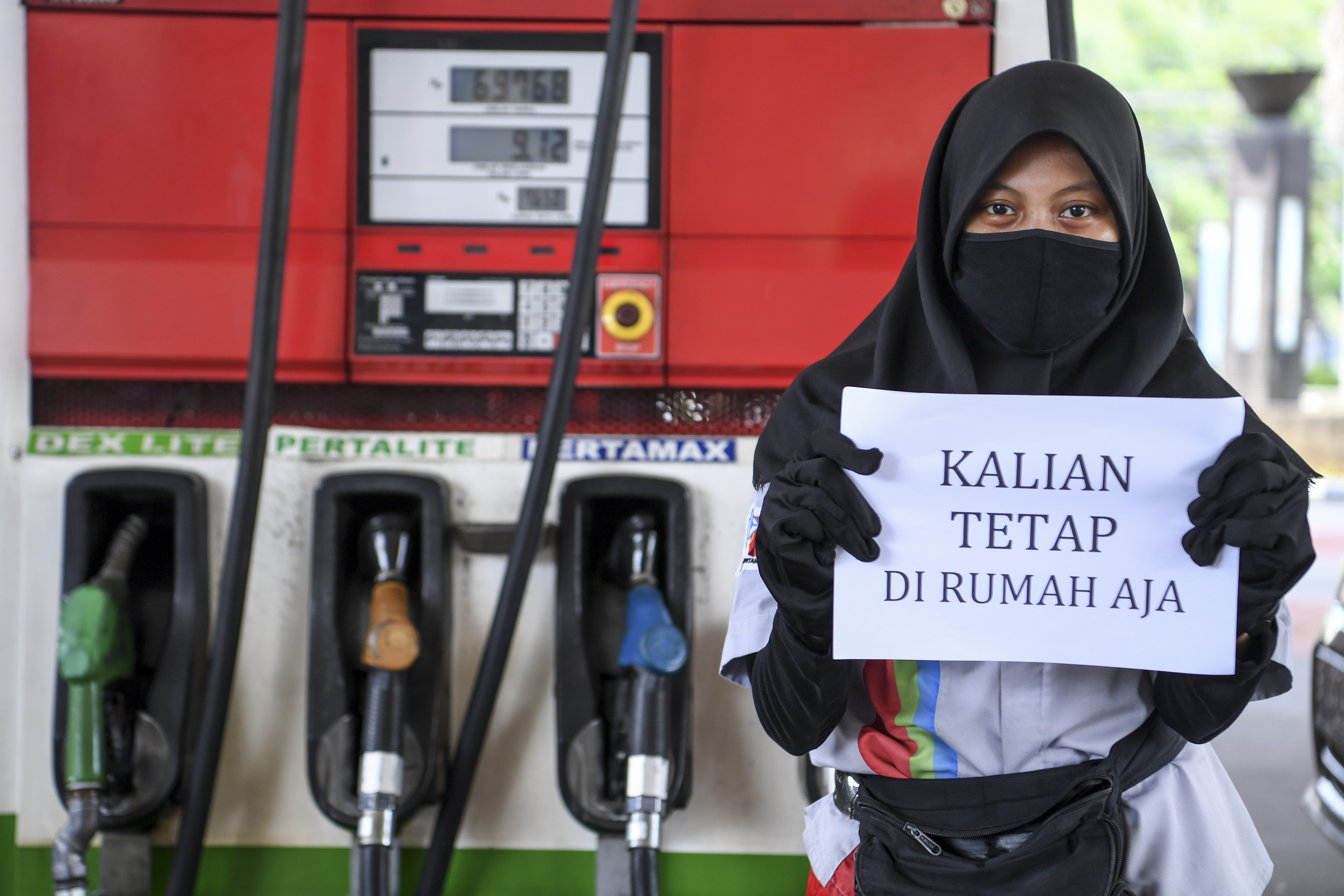 Petugas SPBU di tetap melayani pengisian BBM di tenga pandemik korona.