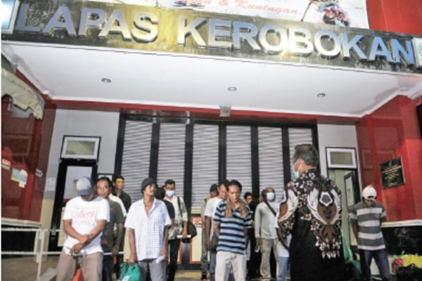 Petugas memberikan arahan kepada warga binaan yang dibebaskan dari Lembaga Pemasyarakatan (LP) Kerobokan, Bali, Jumat (3/4) malam.