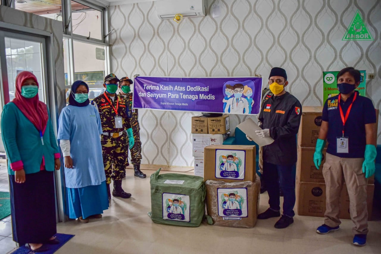 Donasi APD dan es krim dari GP Ansor dan Aice Group