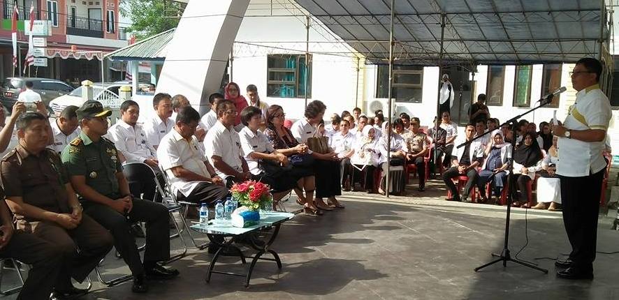 Bupati Poso, Sulawesi Tengah, Darmin Agustinus Sigilipu saat memberikan pengarahan di RSUD Poso, Rabu (29/4/2020).