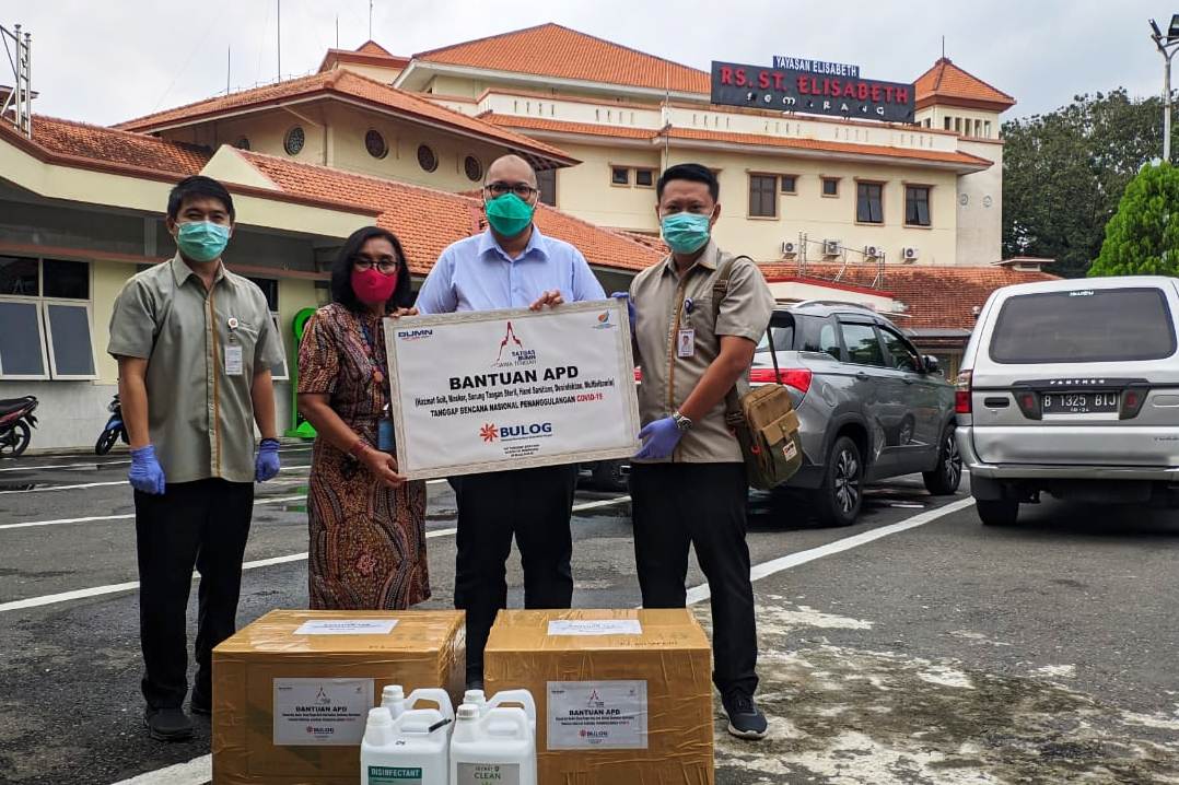 PERUM BULOG Kanwil Jawa Tengah ikut memberikan dukungan bagi paramedis berupa bantuan sejumlah APD ke tiga RS di Kota Semarang.