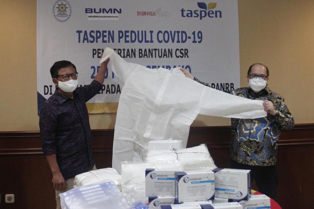 Dirut PT Taspen (Persero) A.N.S Kosasih (kanan) bersama Sekretaris Kementerian Pendayagunaan Aparatur Negara dan Reformasi Birokrasi 