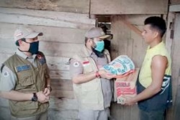 Wali Kota Bengkulu Helmi Hasan dan Wakil Wali Kota Dedy Wahyudi membagikan Sembako secara door to door kepada warga