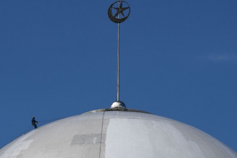 Petugas memperbaiki bagian kubah Masjid Istiqlal Jakarta.