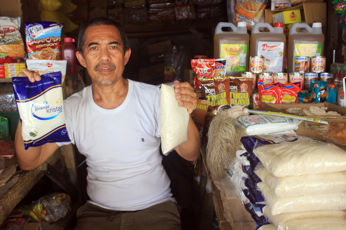 Mustafa, pedagang di Pasar Tradisional Kasih, Kelurahan Naikoten 1, Kota Kupang,  memperlihatkan gula dalam kemasan