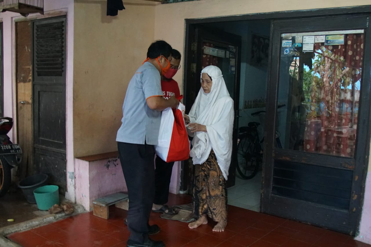 Petugas mengantar paket sembako dari Kemensos kepada Mbah Badriah, 76, warga RT 05 RW 10 Kelurahan Lubang Buaya, Jakarta Timur, Senin (274).