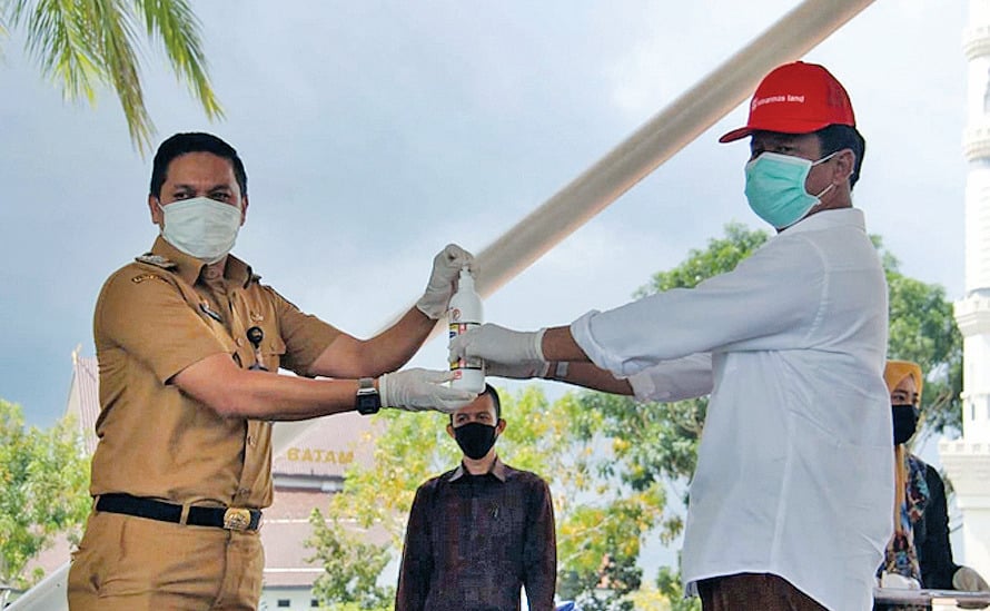 Golf Division Head Sinar Mas Land Steven Japari (kanan) menyerahkan secara simbolis 500 rapid test kit kepada Wali Kota Batam Muhammad Rudi 