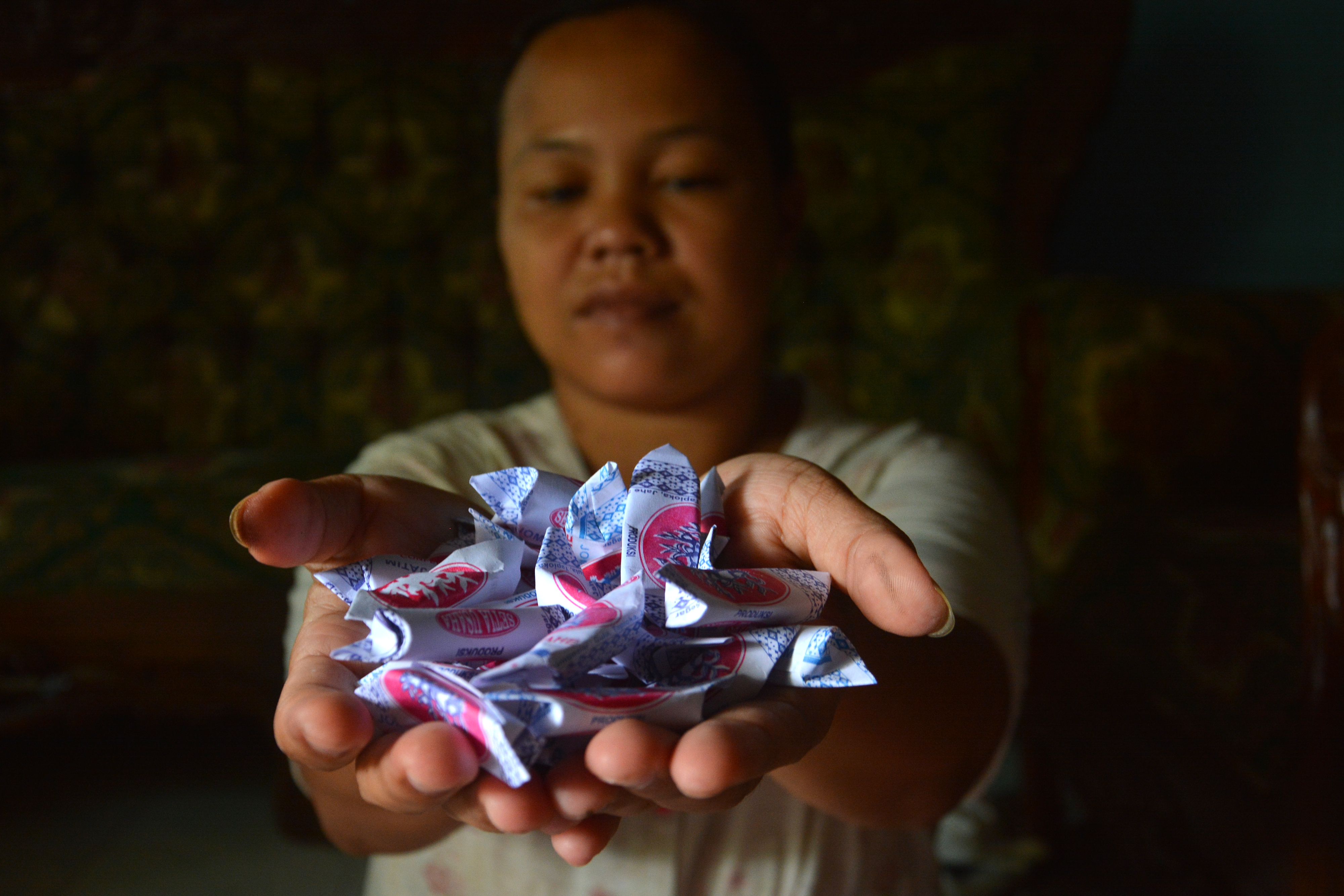 Warga menunjukkan permen jahe industri rumahan yang terkenda dampak covid-19 di Desa Bandung, Kecamatan Diwek, Kabupaten Jombang, Jatim.