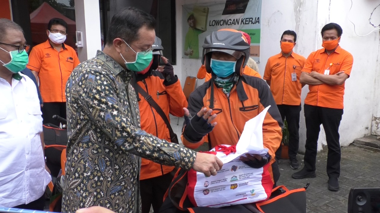 Mensos Juliari P Batubara mengecek pengiriman penyaluran Bansos Sembako.