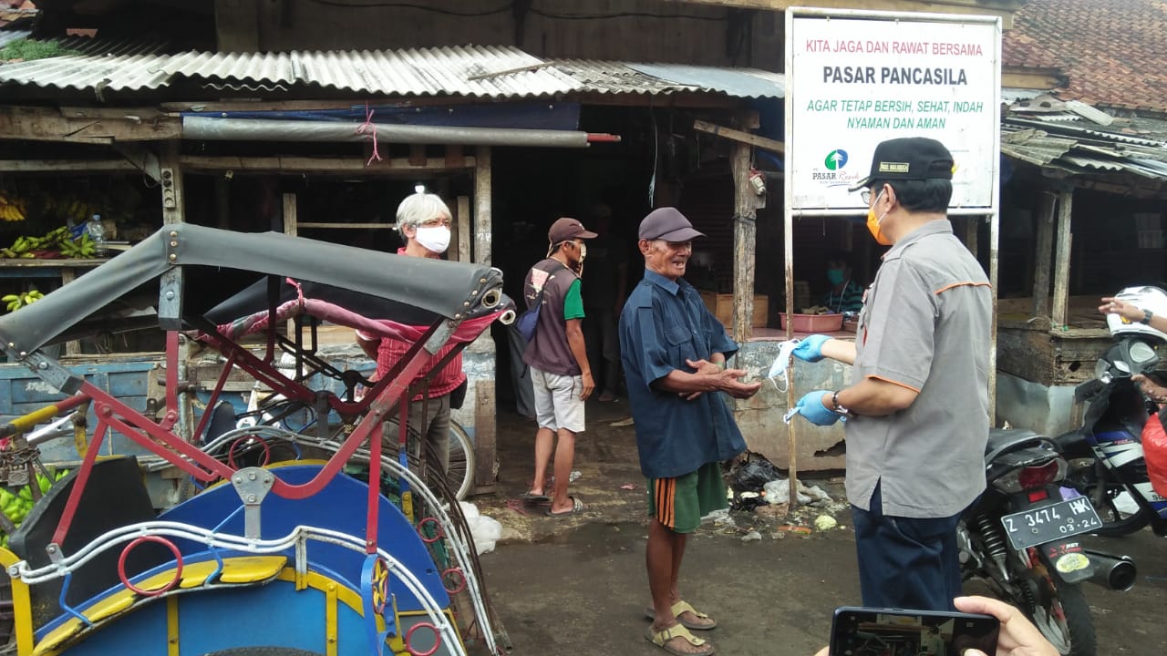 Wali Kota dan Wakil Wali Kota Tasikmalaya blusukan ke pasar tradisional membagikan ribuan masker untuk memutus penyebaran covid-19, Sabtu.