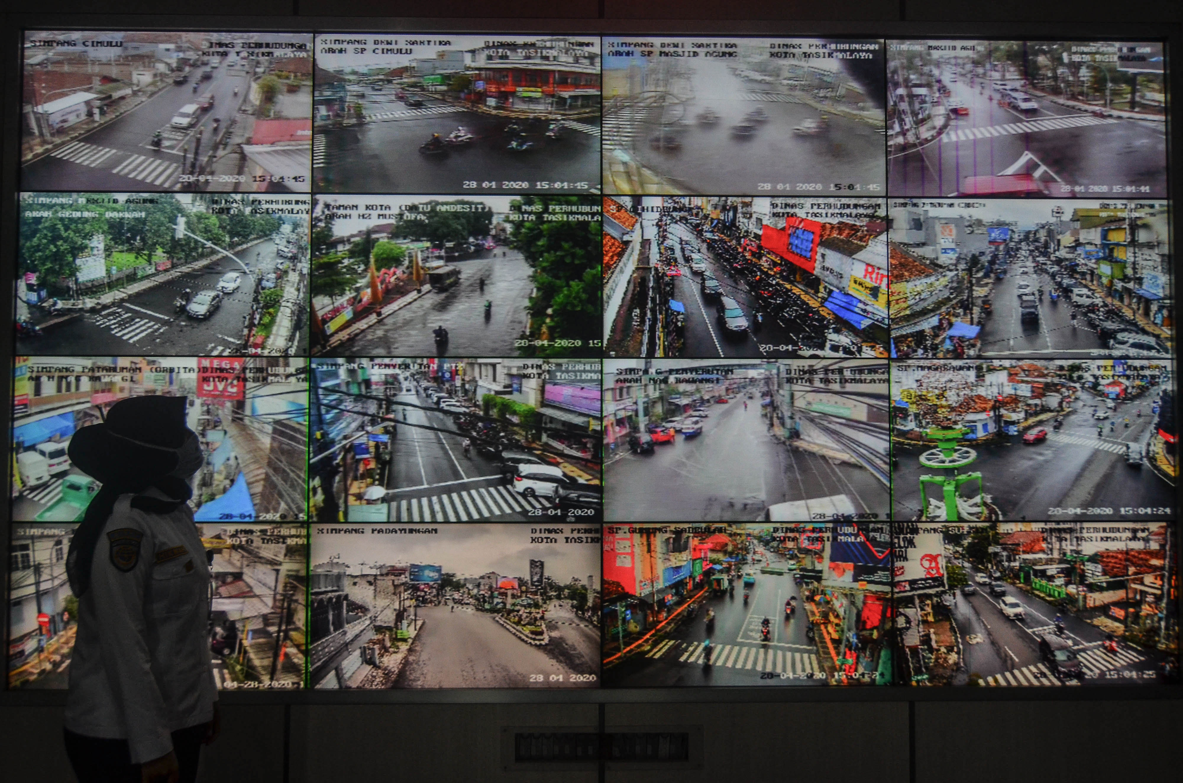 Petugas memantau arus lalulintas melalui CCTV di Area Traffic Control Sistem 