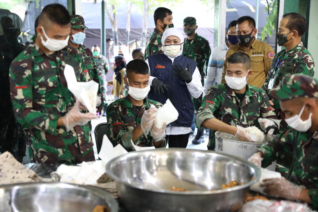 Gubernur Jatim Khofifah Indar Parawansa saat mengunjungi dapur umum.