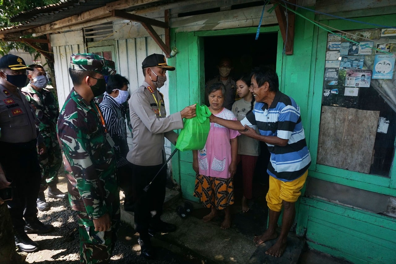 Polresta Banyumas bersama Kodim 0701/ Banyumas, Jateng memberikan bantuan sembako kepada warga terdampak Covid-19.