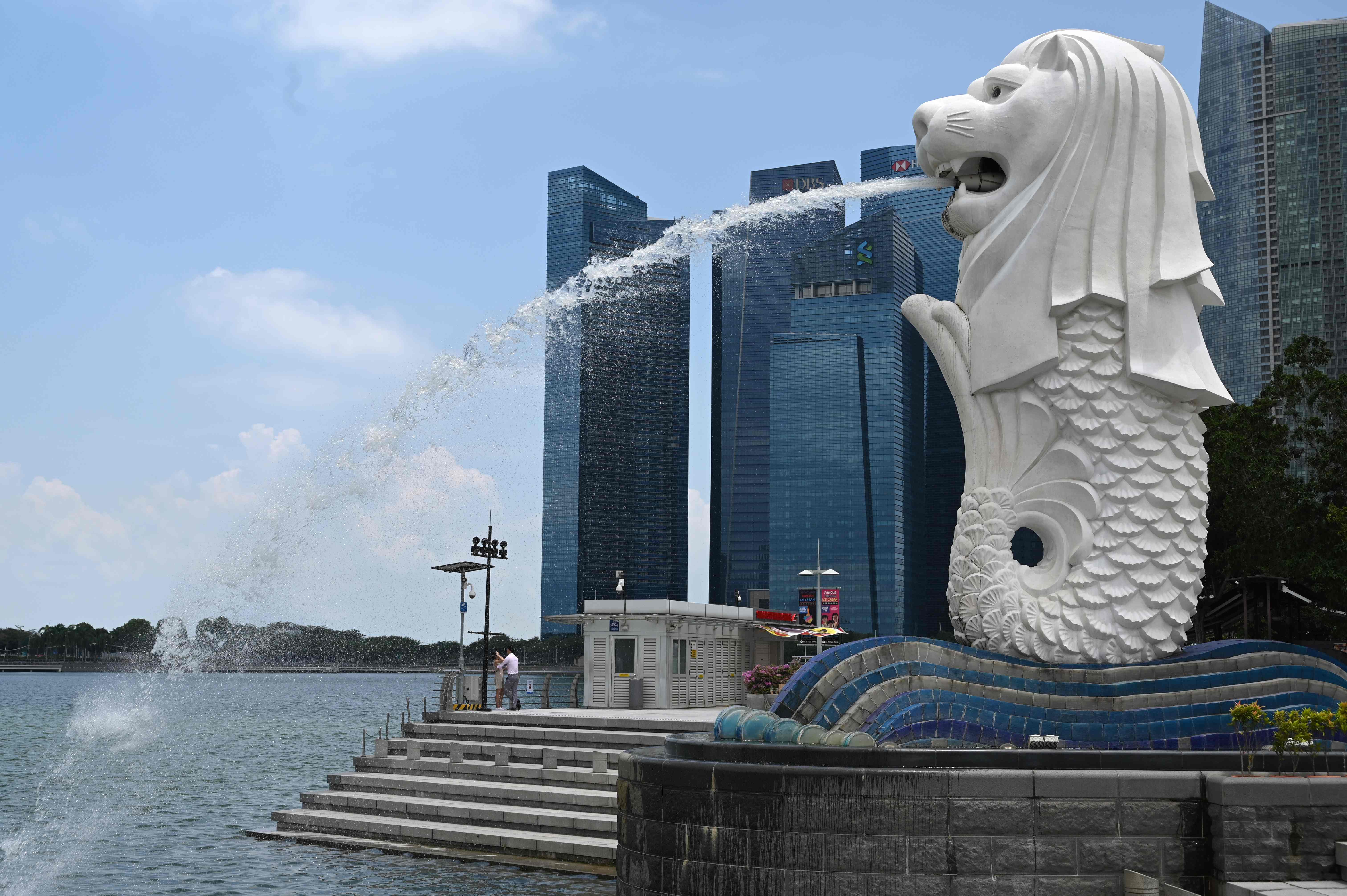 Patung Merlion yang sepi pengunjung akibat pandemi covid-19.