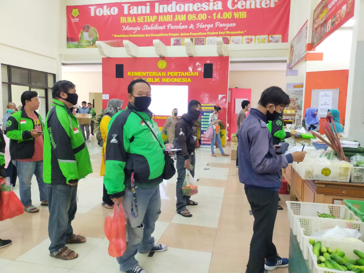 Driver Gojek mengantre di Pasar Mitra Tani Indonesia/TTIC, Pasar Minggu.