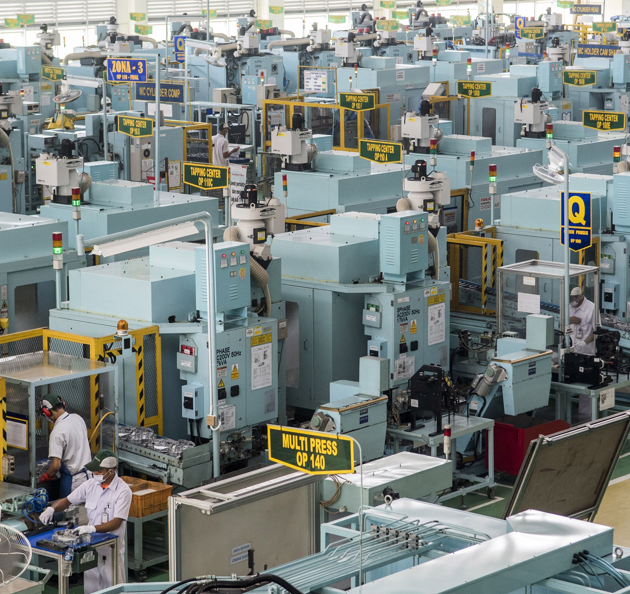 Aktivitas pekerja di pabrik