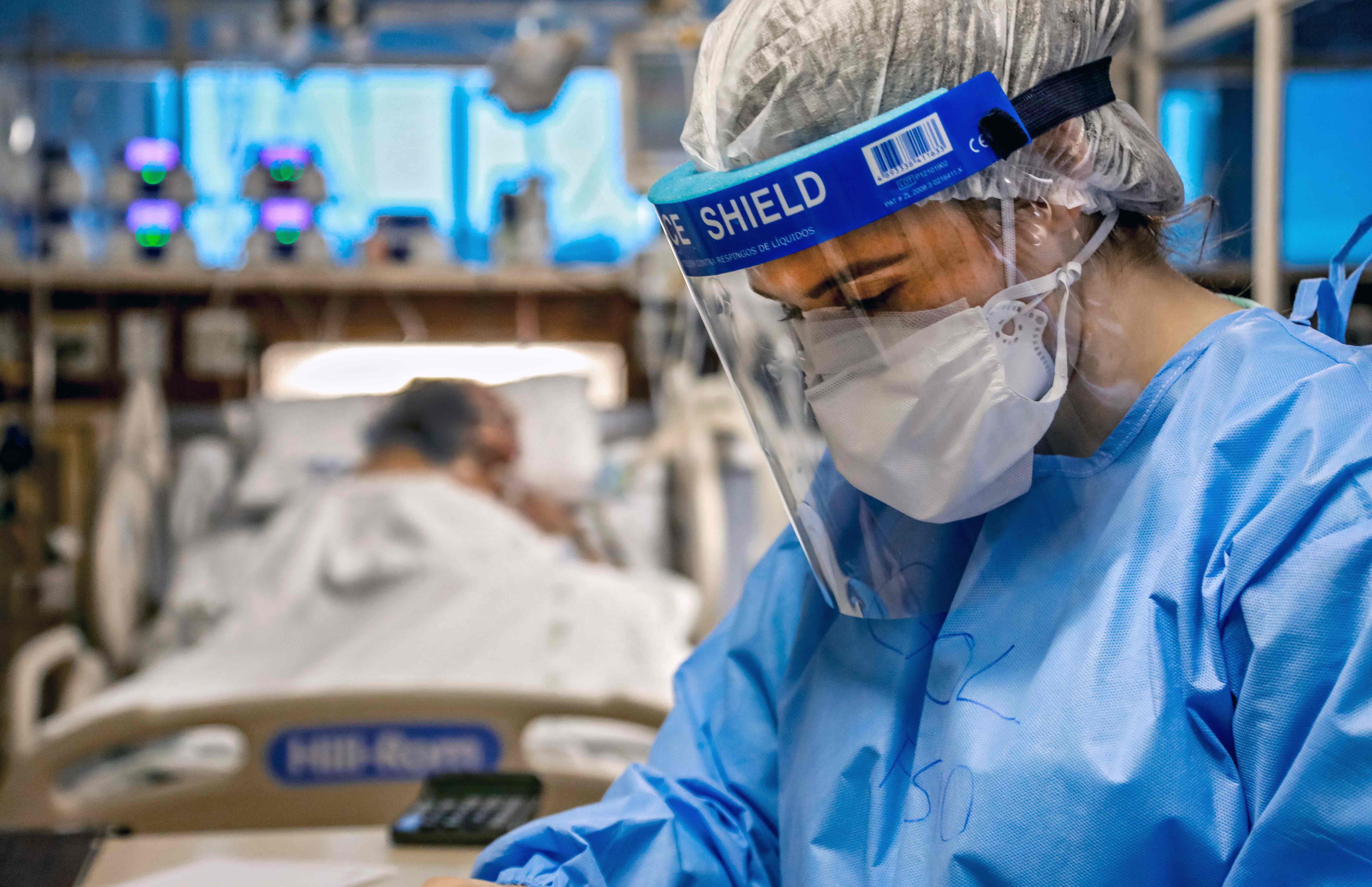 Seorang dokter merawat seorang pasien yang terinfeksi Covid-19 di Unit Perawatan Intensif di Brasil.