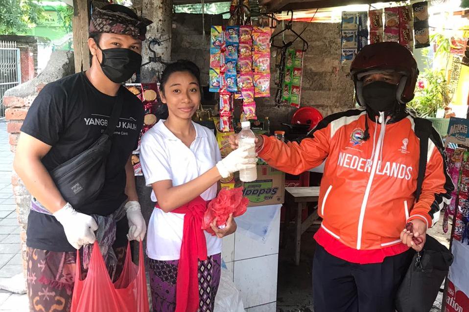SATGAS Gotong Royong Desa Adat Yangbatu Kota Denpasar membagikan disinfektan